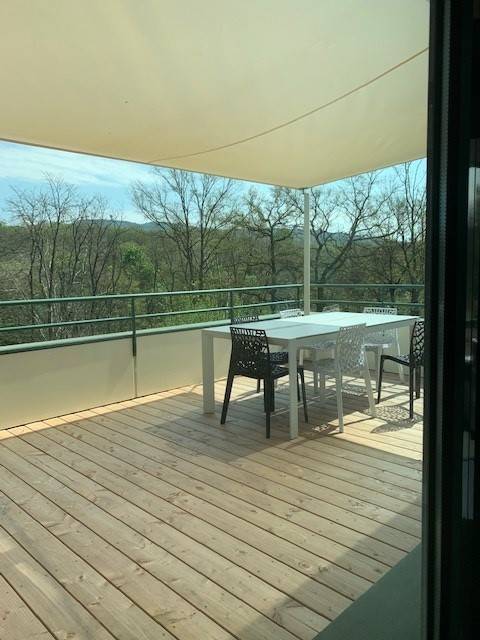 Création d'une terrasse bois recouverte d'un voilage rectangulaire sur Lissieu