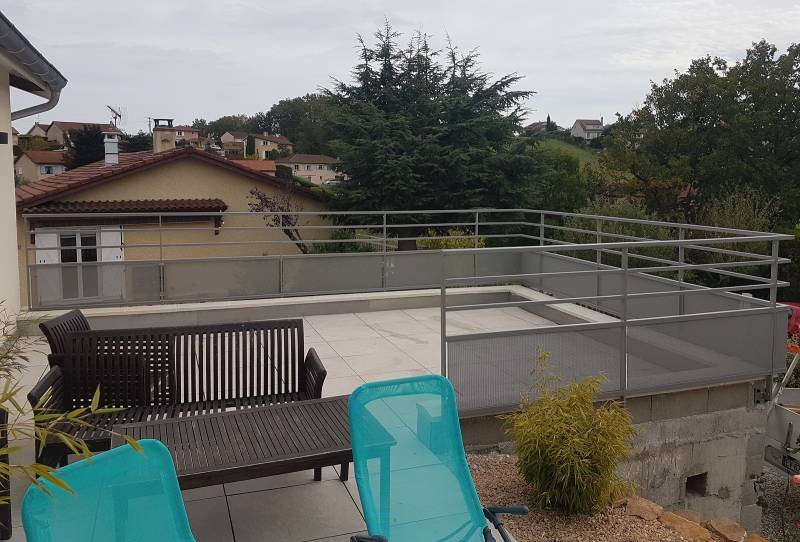 Métallier fabricant de barrière de terrasse sur un garage dans l'Ouest Lyonnais