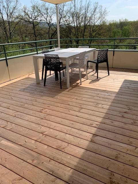 Création d'une terrasse bois recouverte d'un voilage rectangulaire sur Lissieu