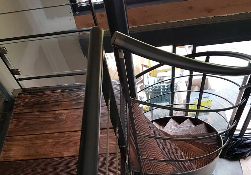 Réalisation d'un escalier en colimaçon sur mesure à caractère industriel dans la Vallée d'azergues