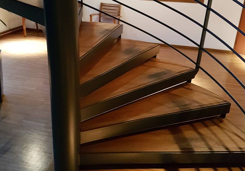 Fabrication d'un escalier sur mesure en colimaçon, dans un espace restreint à Dardilly